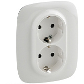 Купить Розетка Legrand Valena Allure 753726 двухместная с заземлением и защитными шторками белая по низкой цене