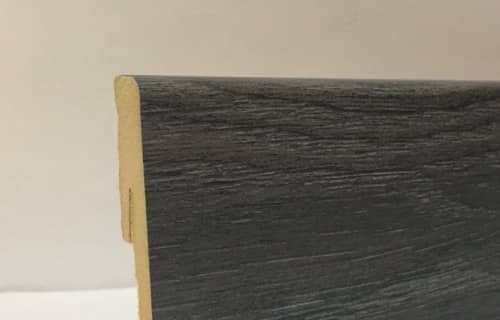 Деревянный, металлический, пластиковый напольный плинтус.