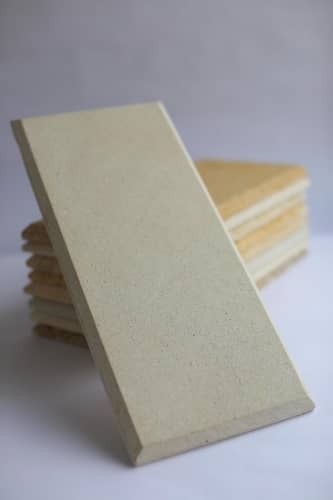 Купить Дагестанский камень Камень Юг каралапко белый 350х750х25 мм для наружной отделки дома по низкой цене