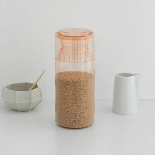 Купить Банка Brabantia пластиковая, с мерным стаканом, розовый 1,3 л по низкой цене
