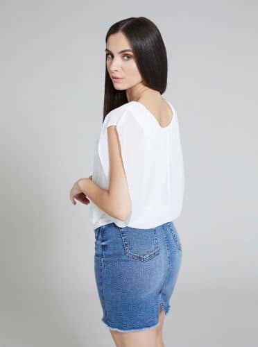 Купить Блузка Piazza Italia с кулоном на цепочке, белая по низкой цене