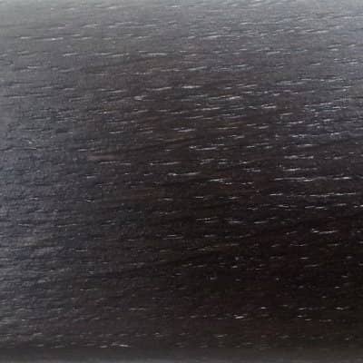 Деревянный, металлический, пластиковый напольный плинтус.