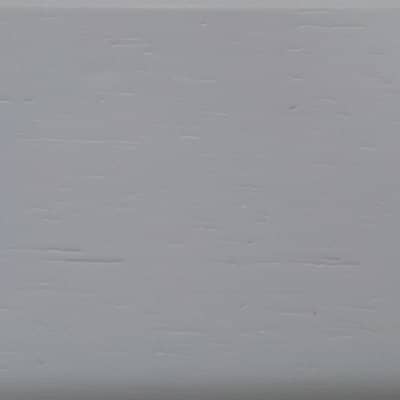 Деревянный, металлический, пластиковый напольный плинтус.