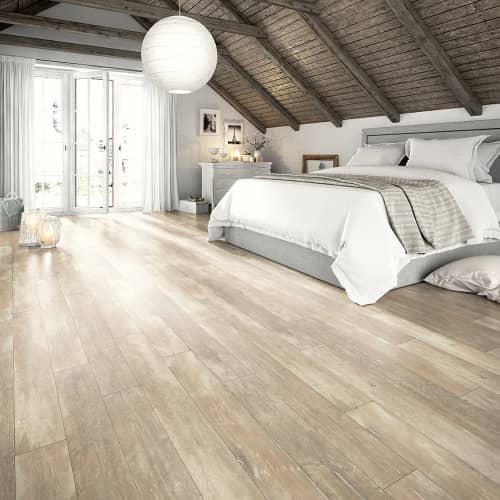 Купить Ламинат EGGER HOME Дуб Скарлетт с фаской 8 мм АС4/32 класс 1,994 м2 по низкой цене