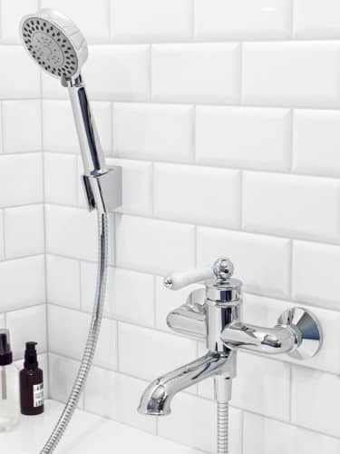 Купить Смеситель Iddis Oxford OXFSB02i02 для ванны с керамическим дивертором по низкой цене