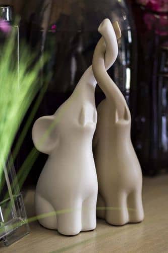 Купить Статуэтка Garda Decor 10K8105/8106B Слоники бежево-белая 11х10,5х34 см набор по низкой цене