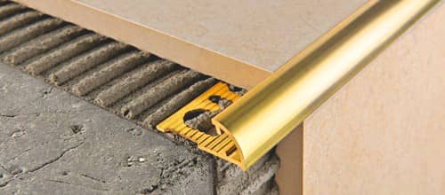 Деревянный, металлический, пластиковый напольный плинтус.