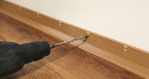 Деревянный, металлический, пластиковый напольный плинтус.