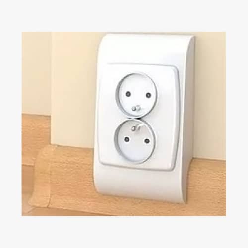 Деревянный, металлический, пластиковый напольный плинтус.