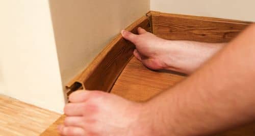 Деревянный, металлический, пластиковый напольный плинтус.