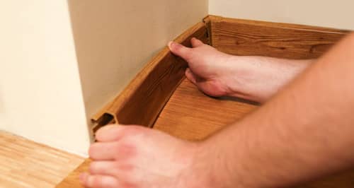 Деревянный, металлический, пластиковый напольный плинтус.