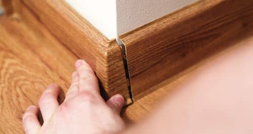 Деревянный, металлический, пластиковый напольный плинтус.