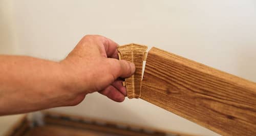 Деревянный, металлический, пластиковый напольный плинтус.