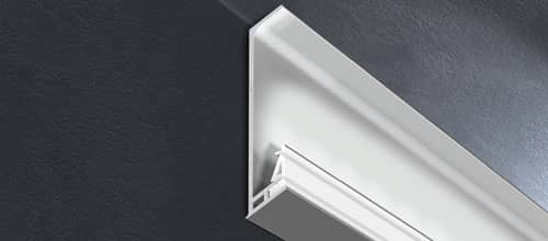 Деревянный, металлический, пластиковый напольный плинтус.