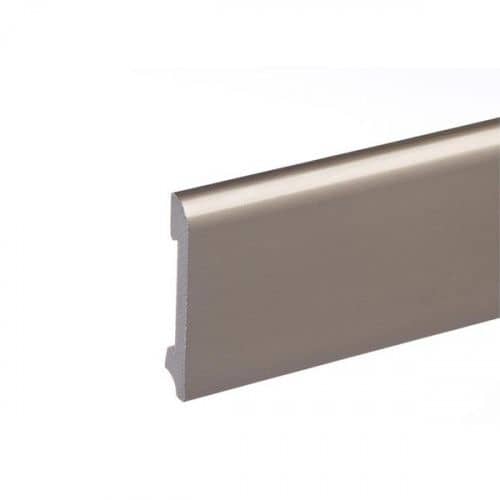 Деревянный, металлический, пластиковый напольный плинтус.