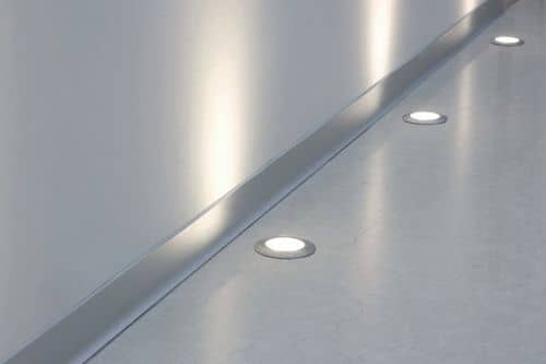 Деревянный, металлический, пластиковый напольный плинтус.