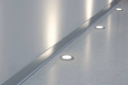 Деревянный, металлический, пластиковый напольный плинтус.