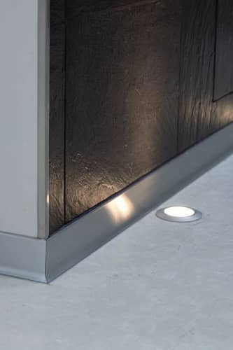 Деревянный, металлический, пластиковый напольный плинтус.