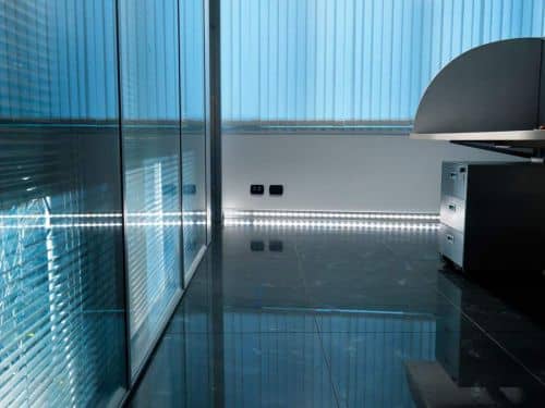 Деревянный, металлический, пластиковый напольный плинтус.