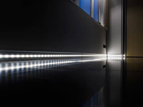 Деревянный, металлический, пластиковый напольный плинтус.