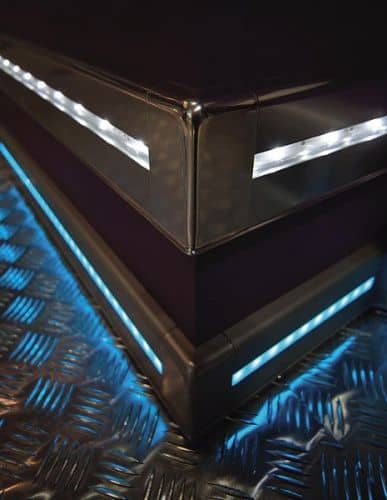 Деревянный, металлический, пластиковый напольный плинтус.