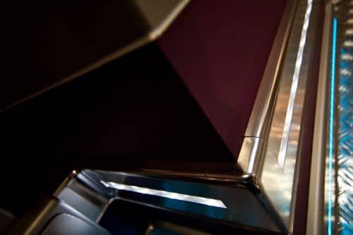 Деревянный, металлический, пластиковый напольный плинтус.