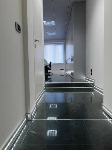 Деревянный, металлический, пластиковый напольный плинтус.