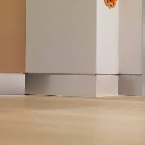 Деревянный, металлический, пластиковый напольный плинтус.