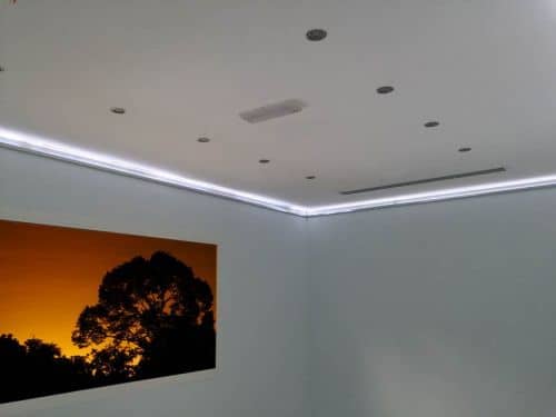 Деревянный, металлический, пластиковый напольный плинтус.