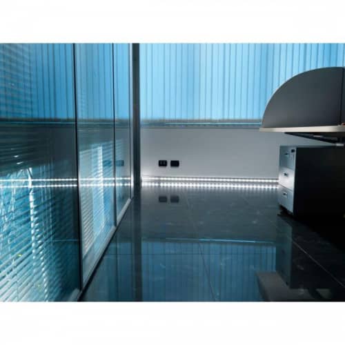 Деревянный, металлический, пластиковый напольный плинтус.