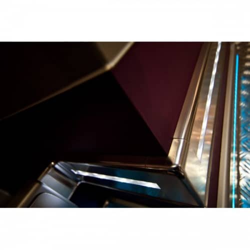 Деревянный, металлический, пластиковый напольный плинтус.