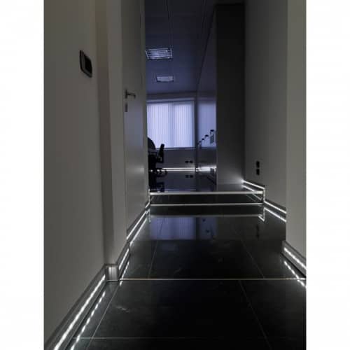 Деревянный, металлический, пластиковый напольный плинтус.