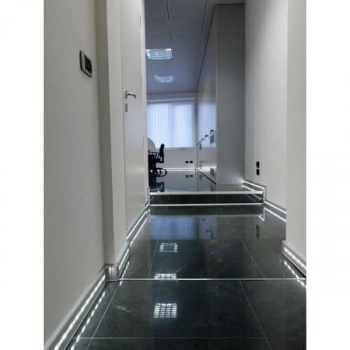 Деревянный, металлический, пластиковый напольный плинтус.