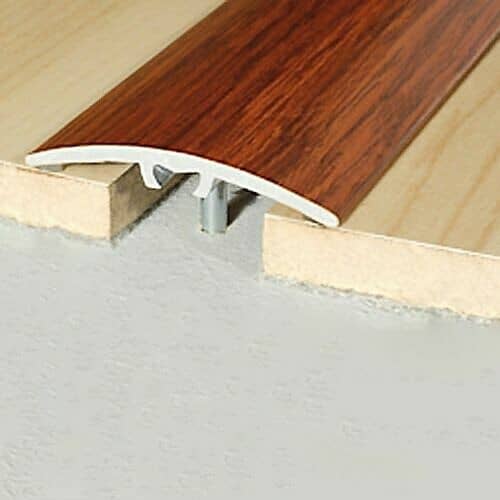 Деревянный, металлический, пластиковый напольный плинтус.