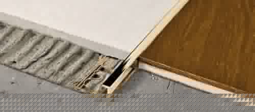 Деревянный, металлический, пластиковый напольный плинтус.