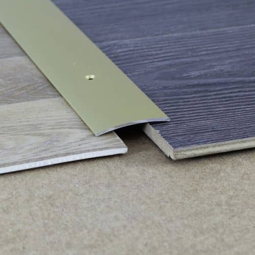 Деревянный, металлический, пластиковый напольный плинтус.