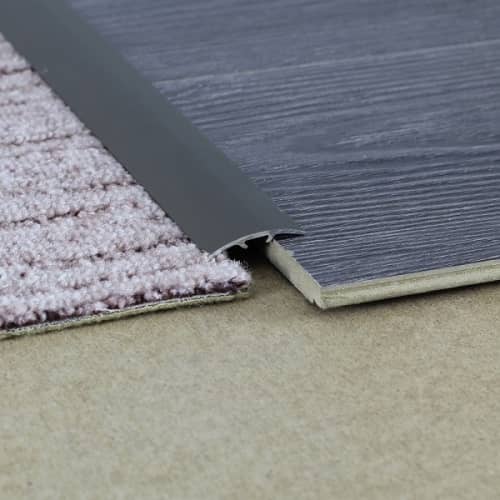 Деревянный, металлический, пластиковый напольный плинтус.