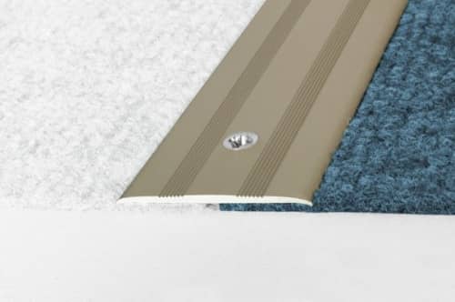 Деревянный, металлический, пластиковый напольный плинтус.