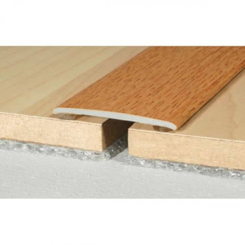 Деревянный, металлический, пластиковый напольный плинтус.