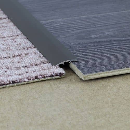 Деревянный, металлический, пластиковый напольный плинтус.