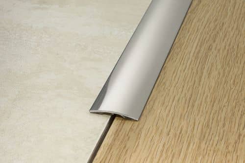 Деревянный, металлический, пластиковый напольный плинтус.