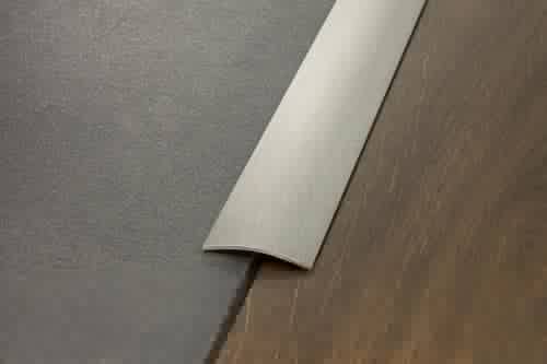 Деревянный, металлический, пластиковый напольный плинтус.