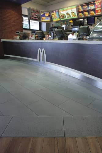 Деревянный, металлический, пластиковый напольный плинтус.