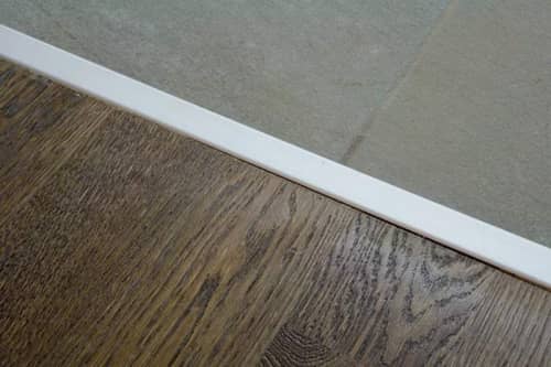 Деревянный, металлический, пластиковый напольный плинтус.
