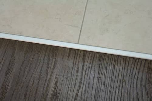 Деревянный, металлический, пластиковый напольный плинтус.