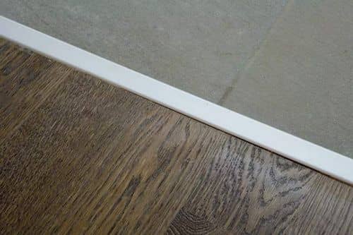 Деревянный, металлический, пластиковый напольный плинтус.