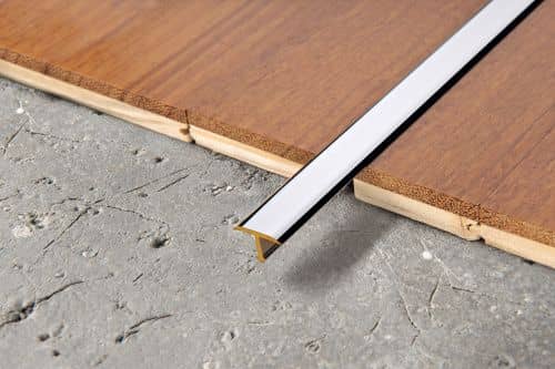 Деревянный, металлический, пластиковый напольный плинтус.