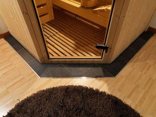 Деревянный, металлический, пластиковый напольный плинтус.