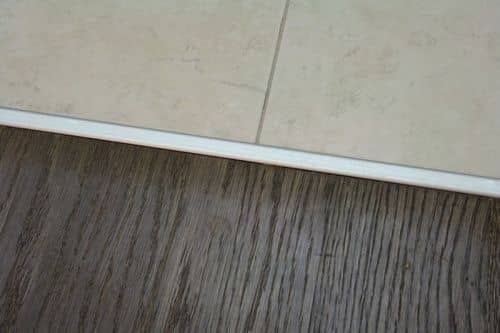 Деревянный, металлический, пластиковый напольный плинтус.