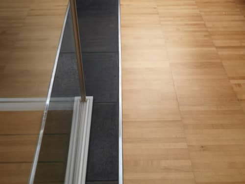Деревянный, металлический, пластиковый напольный плинтус.
